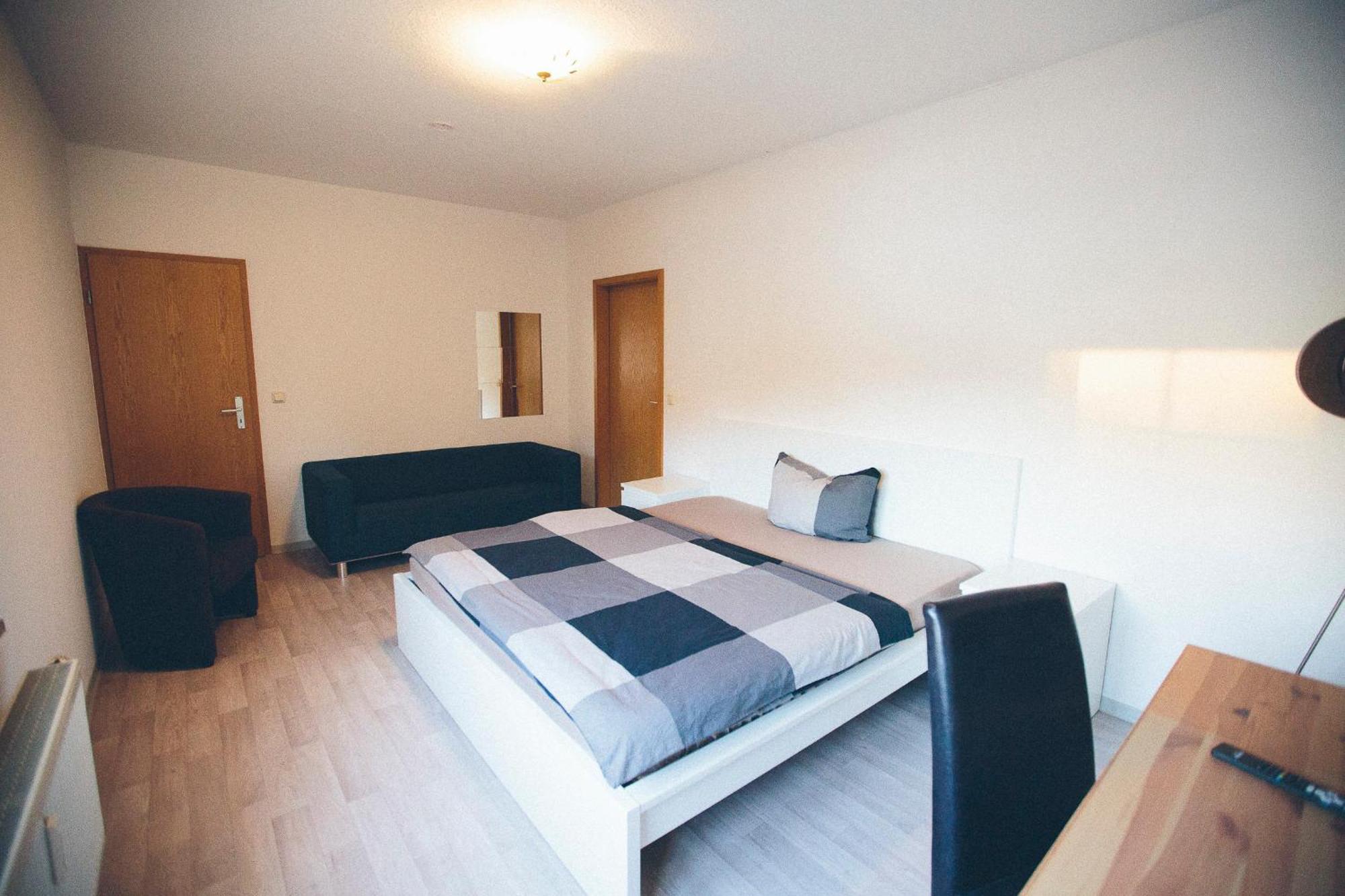 Grosse & Voll Ausgestattete Apartments, Studios, Doppelzimmer, Workspace, Parkplatz, Netflix, Prime & Schnelles Wifi In Ruhiger Lage Mit Garten Рудольштадт Экстерьер фото